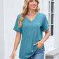 👕 50% LEÁRAZÁS MOST! 🌸 Női V-Nyakú Röviduijú Casual Póló – Klasszikus V-Nyak, Puha Polieszter és Felhajtott Ujjak ✨