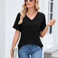 👕 50% LEÁRAZÁS MOST! 🌸 Női V-Nyakú Röviduijú Casual Póló – Klasszikus V-Nyak, Puha Polieszter és Felhajtott Ujjak ✨