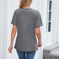 👕 50% LEÁRAZÁS MOST! 🌸 Női V-Nyakú Röviduijú Casual Póló – Klasszikus V-Nyak, Puha Polieszter és Felhajtott Ujjak ✨