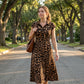 👗 Elegáns női ruha leopárdmintával és hajtókás gallérral – stílusos, testre simuló, tökéletes választás irodába, vacsorára és különleges alkalmakra 🐆✨